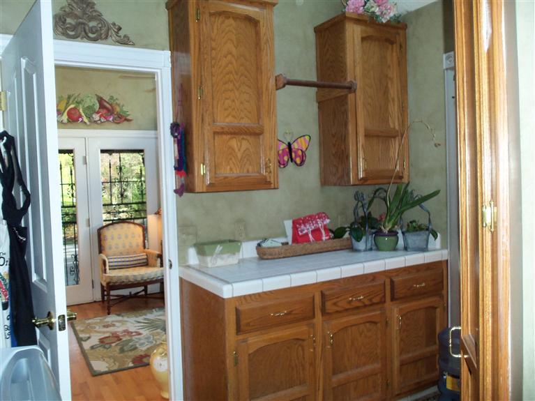 19292 Farallon Road Madera, CA 93638 - Photo 18 of 38 Laundry room off sun room/breakfast nook.