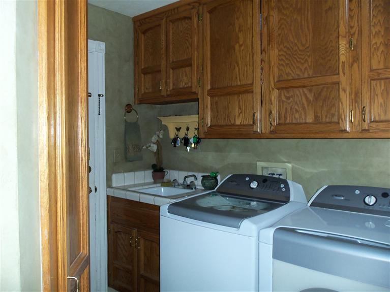19292 Farallon Road Madera, CA 93638 - Photo 19 of 38 Laundry room with door to garage.