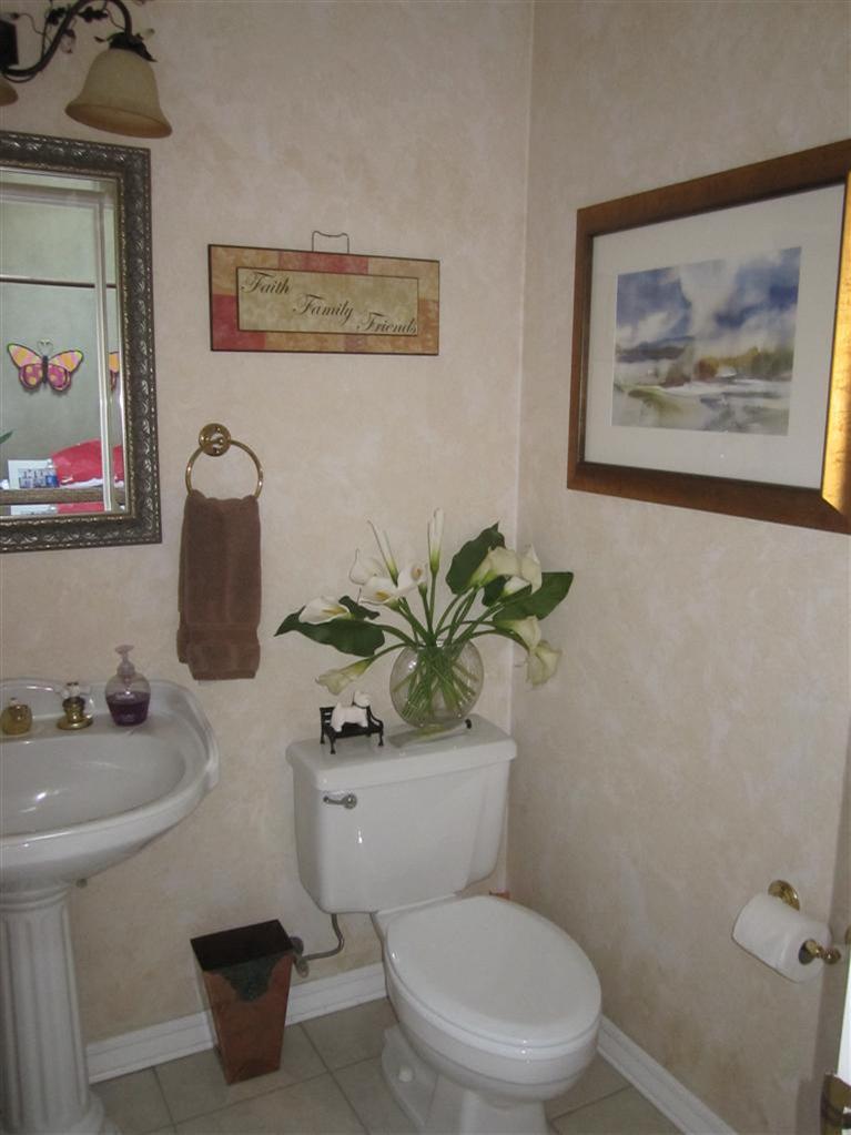 19292 Farallon Road Madera, CA 93638 - Photo 20 of 38 Half bath off laundry room.