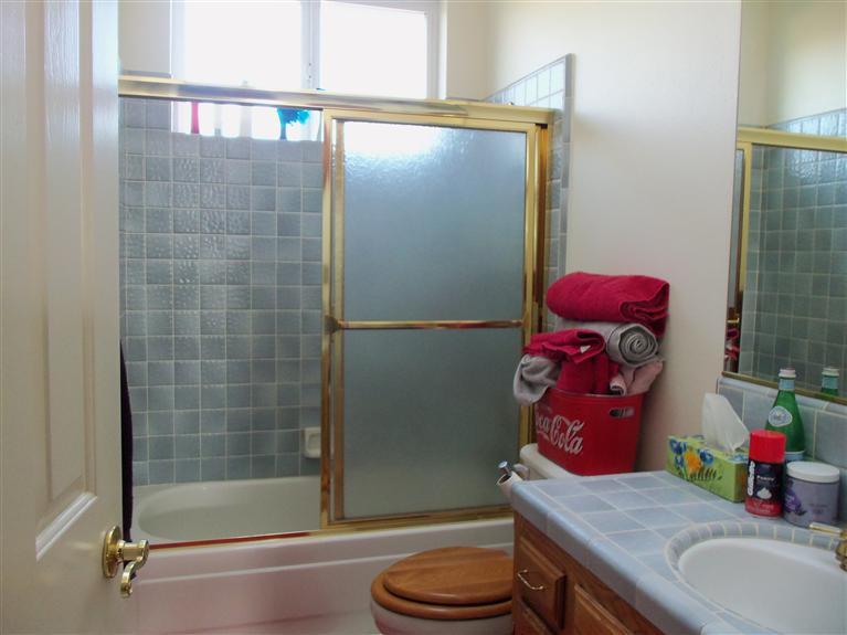 19292 Farallon Road Madera, CA 93638 - Photo 29 of 38 Upstairs bath.