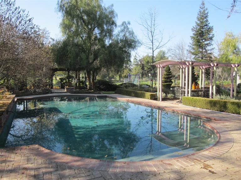 19292 Farallon Road Madera, CA 93638 - Photo 34 of 38 Pool with outside dining