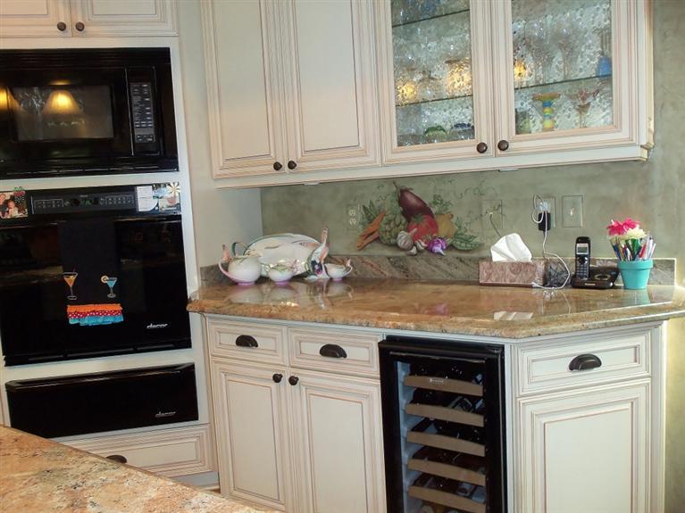 19292 Farallon Road Madera, CA 93638 - Photo 10 of 38 Dry bar with wine refrigerator.