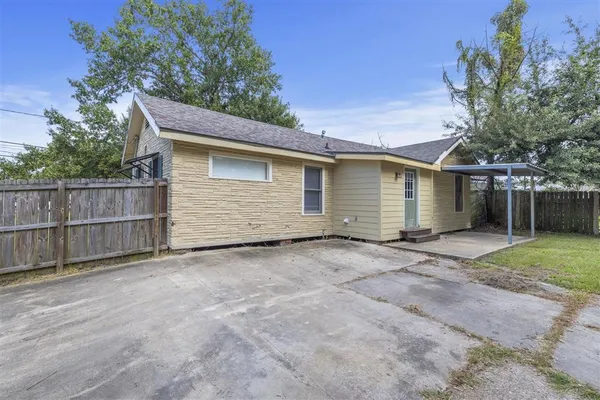 $1,100 | 2907 Common Street, Lake Charles, LA 70601