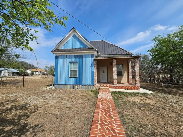 $75,000 | 501 East 10th Street, Brady, TX 76825