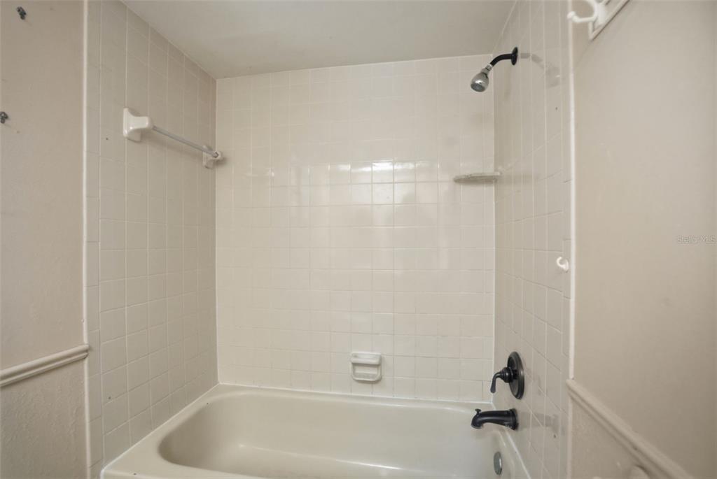 11286 Roland Street Spring Hill, FL 34609 - Photo 32 of 54 a bathroom with a bathtub