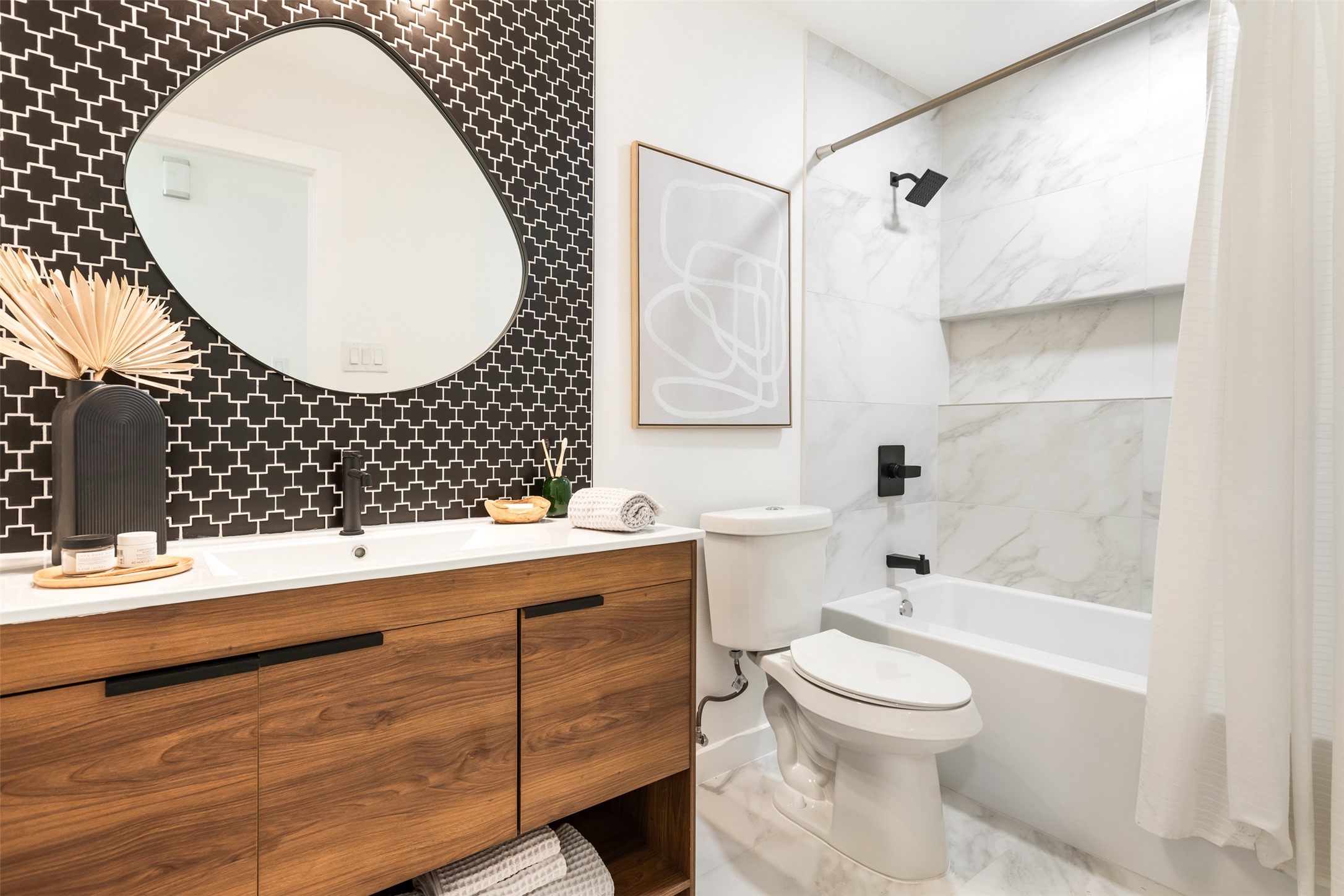 7604 Islander Drive Austin, TX 78749 - Photo 33 of 38 A well-appointed bathroom offers sleek tiling and a contemporary vanity with ample storage.
