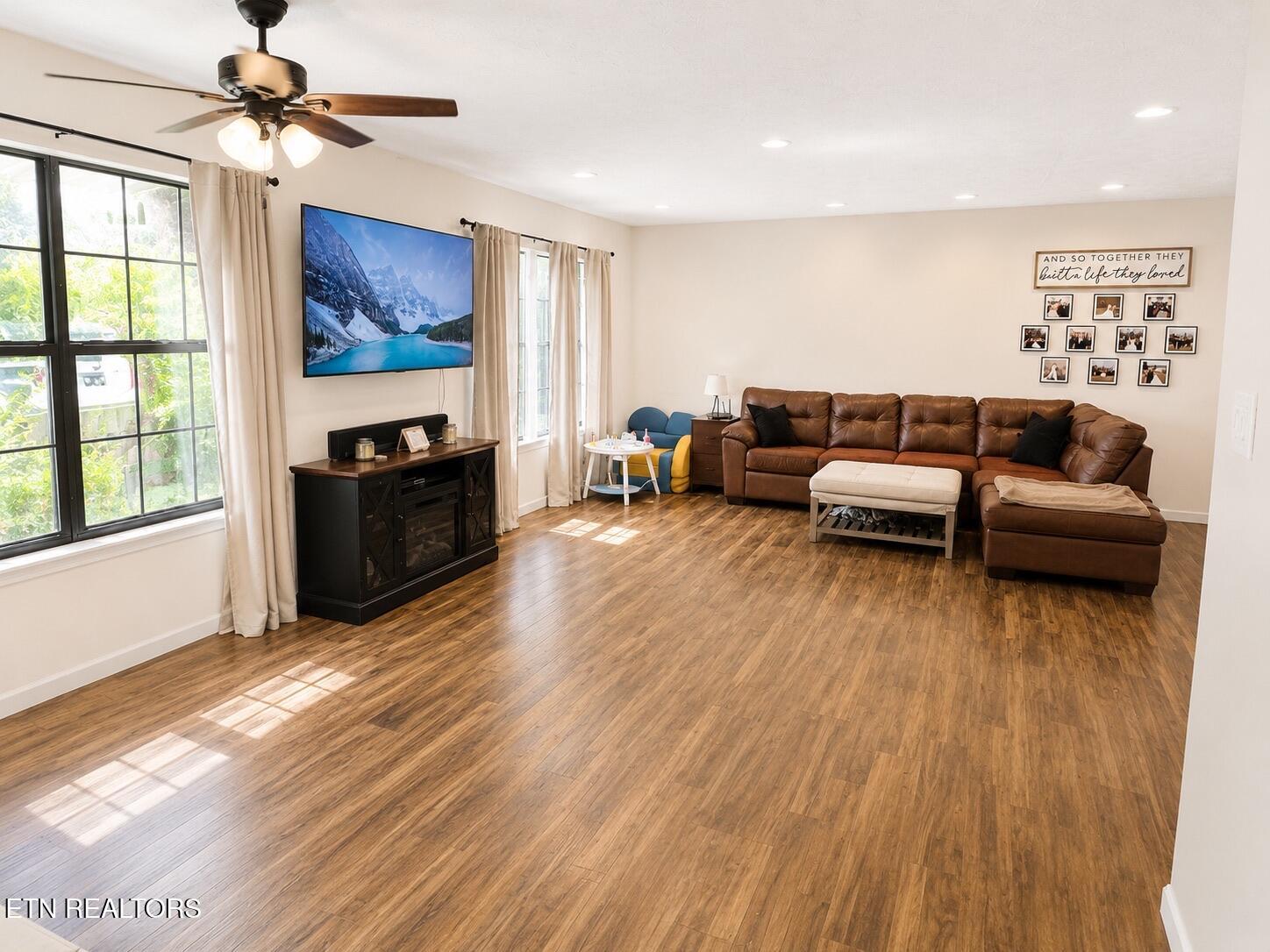 571 Patterson Road Walland, TN 37886 - Photo 2 of 23 Living Room