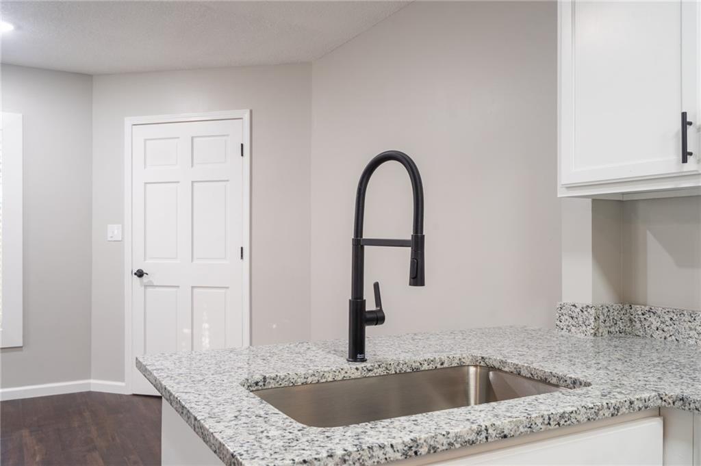 911 Ohio Street Lawrence, KS 66044 - Photo 8 of 57