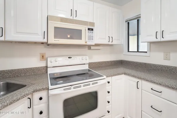 $299,900 | 154 Cross Slope Court, Unit G, Manalapan, NJ 07726