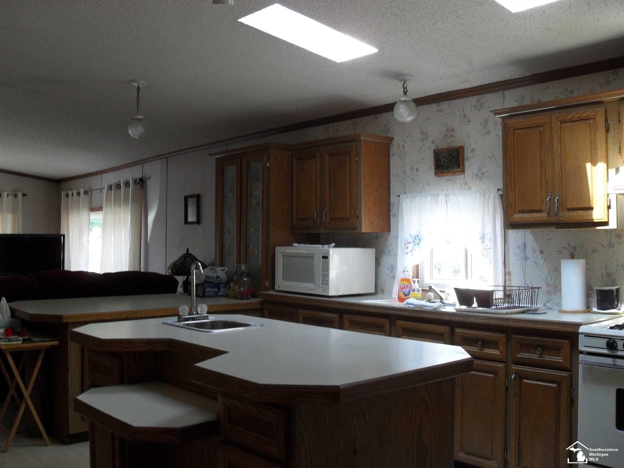 300 Highlands Temperance, MI 48182 - Photo 7 of 21