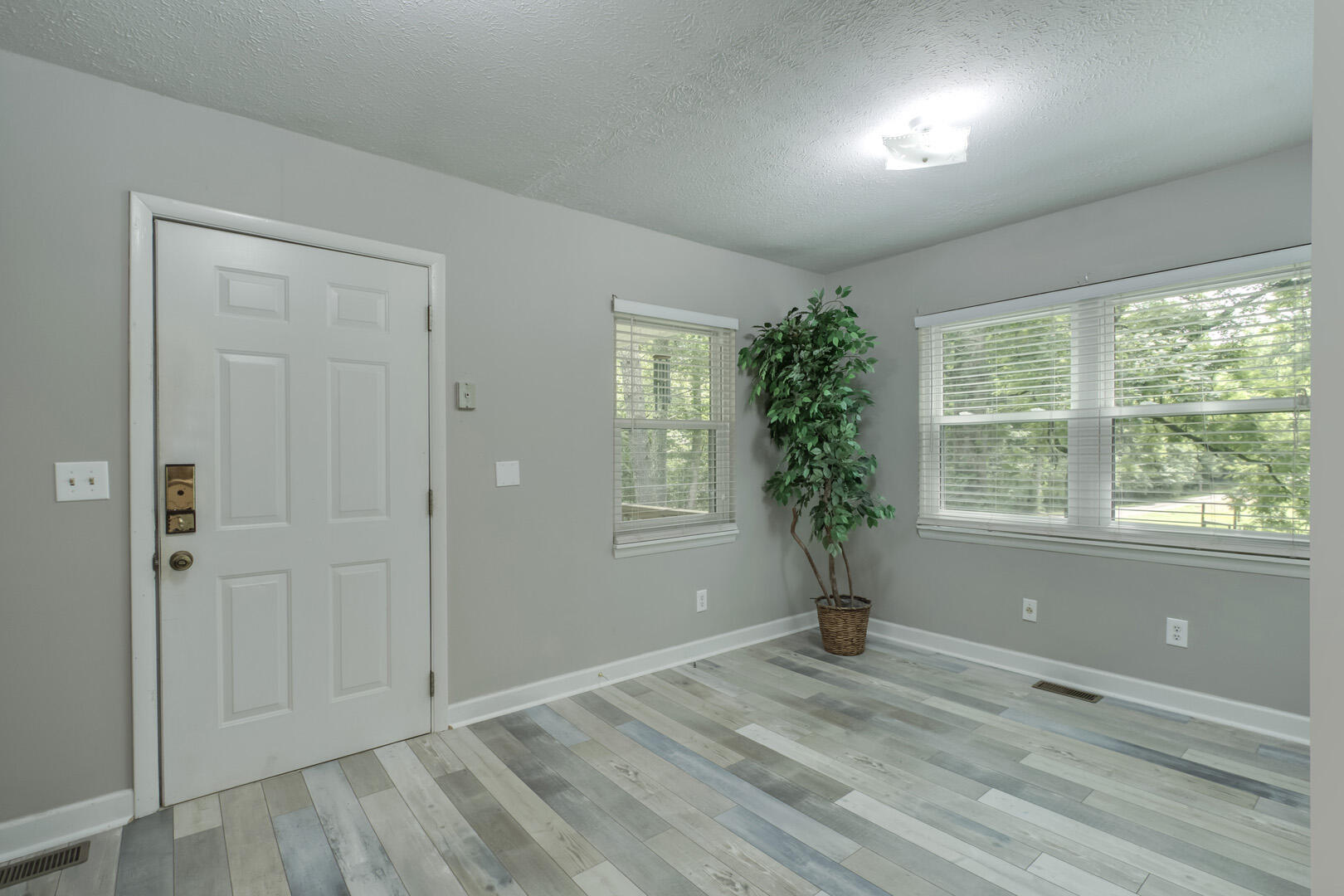 116-112 Hart Orchard Road Kingston, TN 37763 - Photo 25 of 40 25_HartOrchardRoad_112_Living03