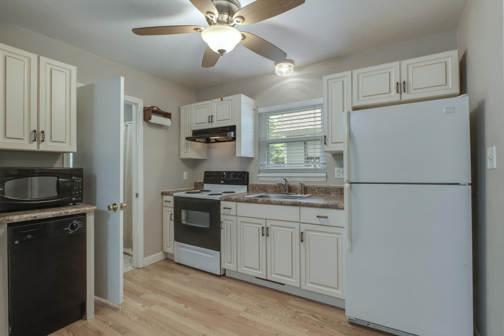 116-112 Hart Orchard Road Kingston, TN 37763 - Photo 26 of 40 26_HartOrchardRoad_112_Kitchen01