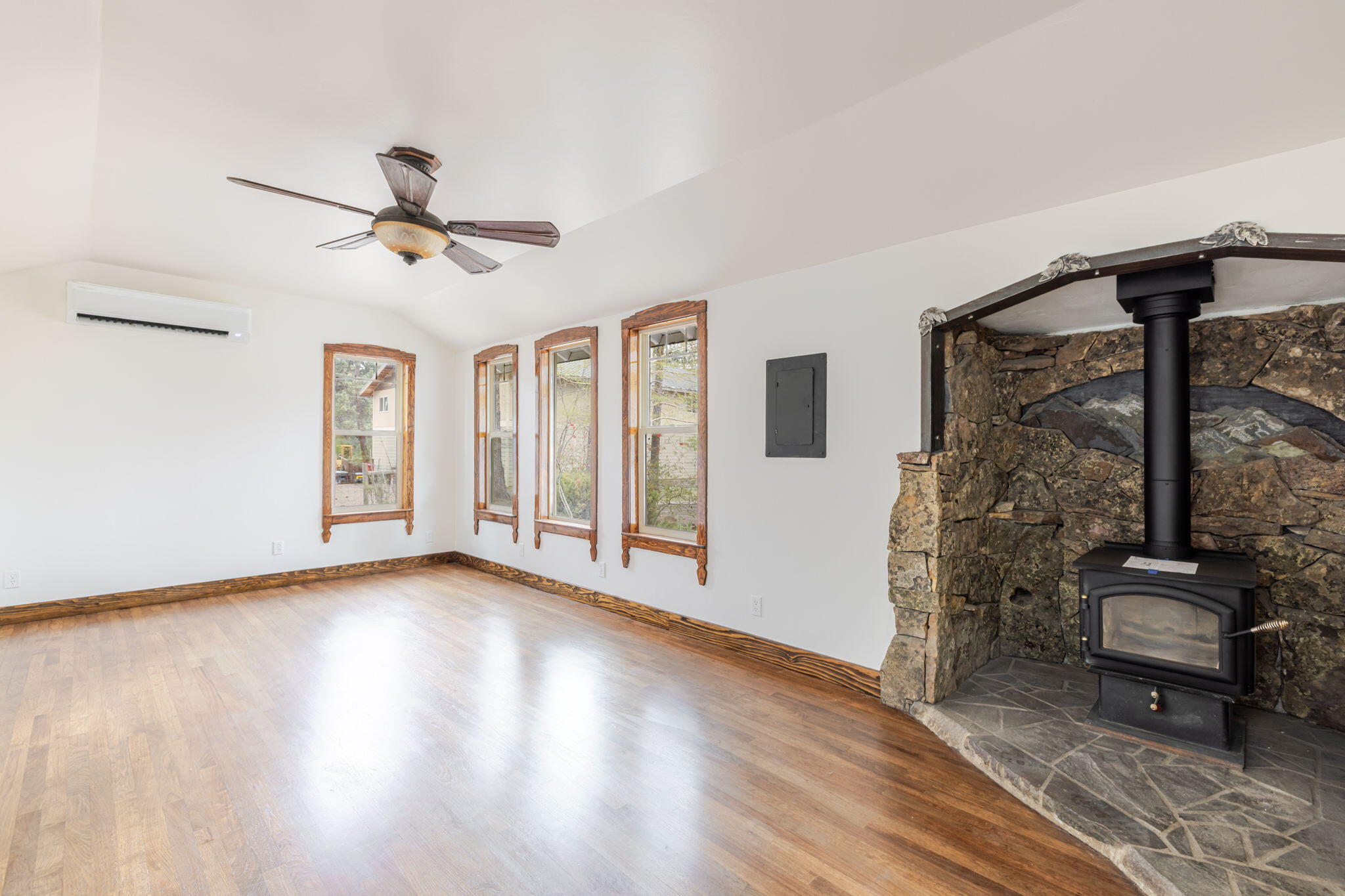 60236 Navajo Road Bend, OR 97702 - Photo 11 of 35 9-web-or-mls-60236 Navajo Road-9