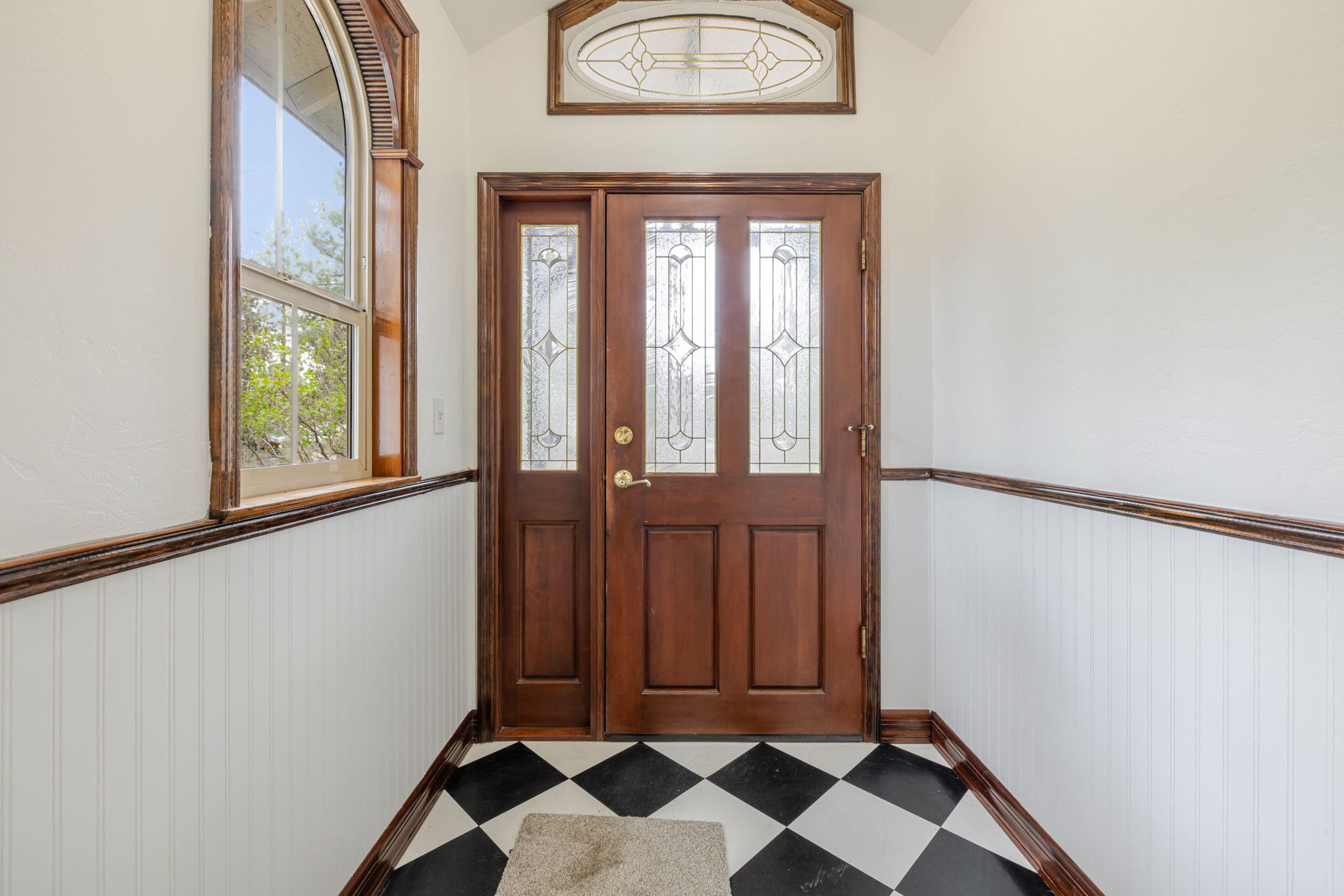 60236 Navajo Road Bend, OR 97702 - Photo 3 of 35 Solid Wood Door
