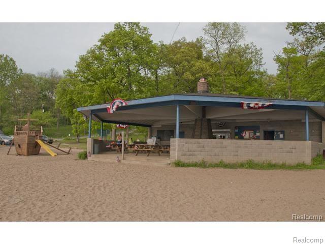 4090 Mapleleaf Road Waterford, MI 48328 - Photo 5 of 31 1405100662210__kwipfn04_4_.jpg