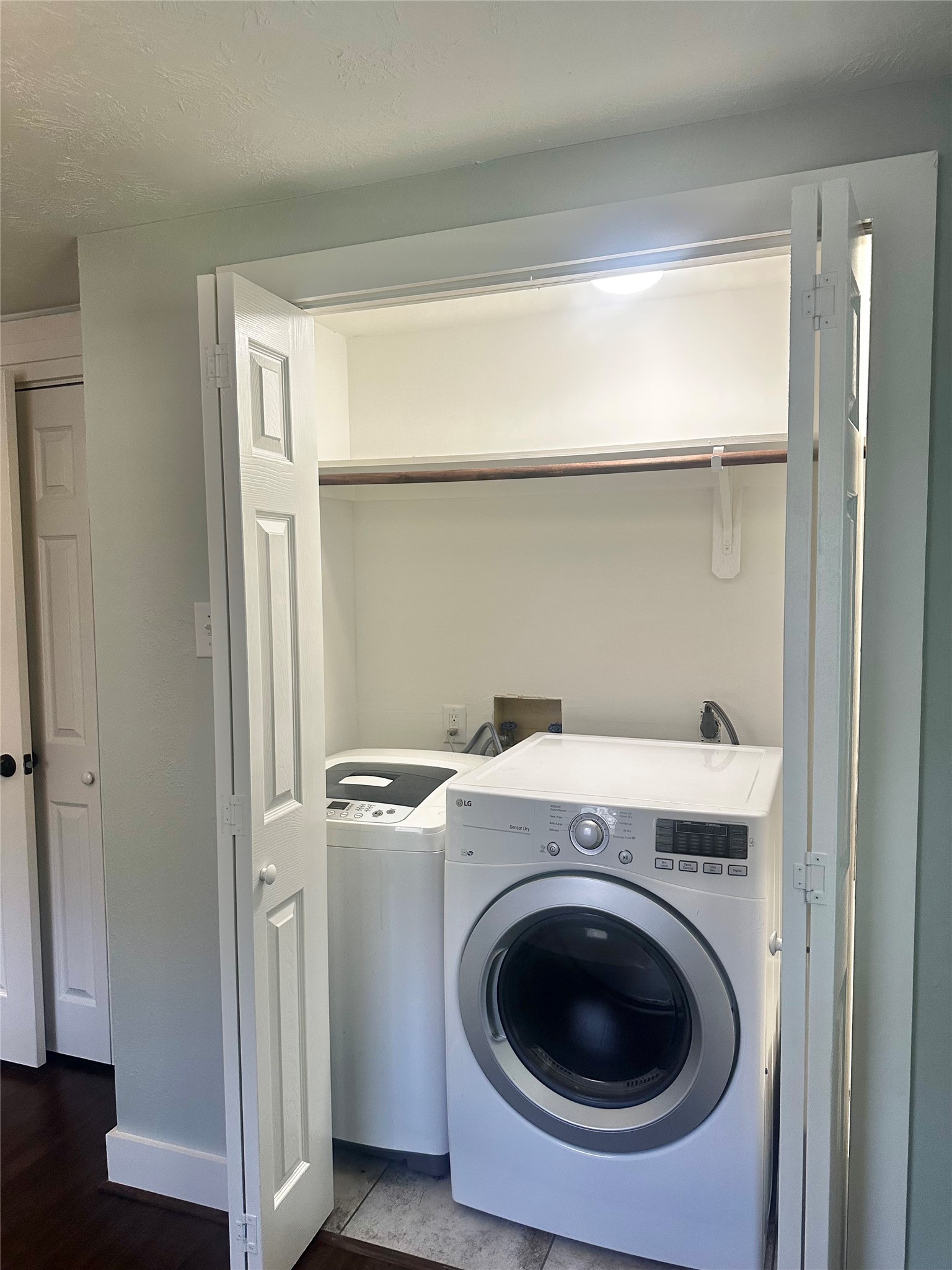202 Fannin Street Tomball, TX 77375 - Photo 18 of 24 Washer & dryer stay with home