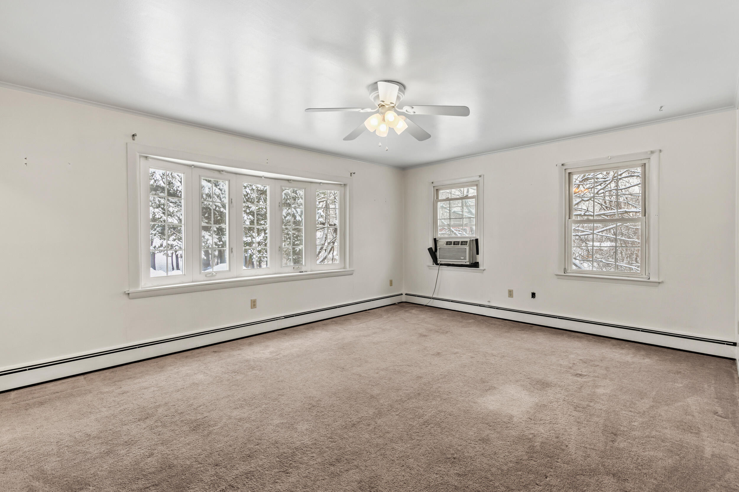 628 Main Street Lewiston, ME 04240 - Photo 8 of 17 Living Room
