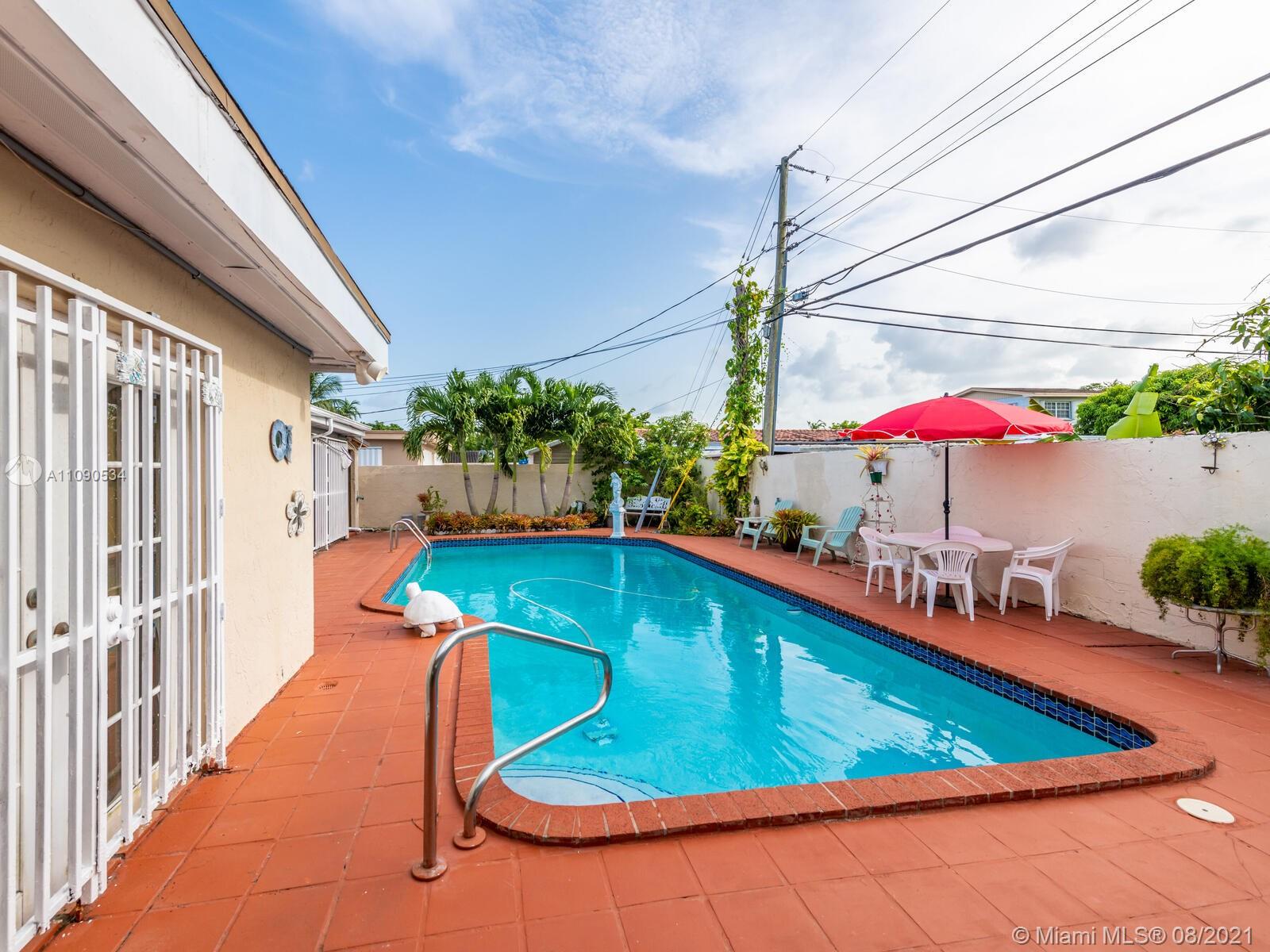 2820 Southwest 95th Avenue Miami, FL 33165 - Photo 56 of 100 a view of a chairs and table in the patio