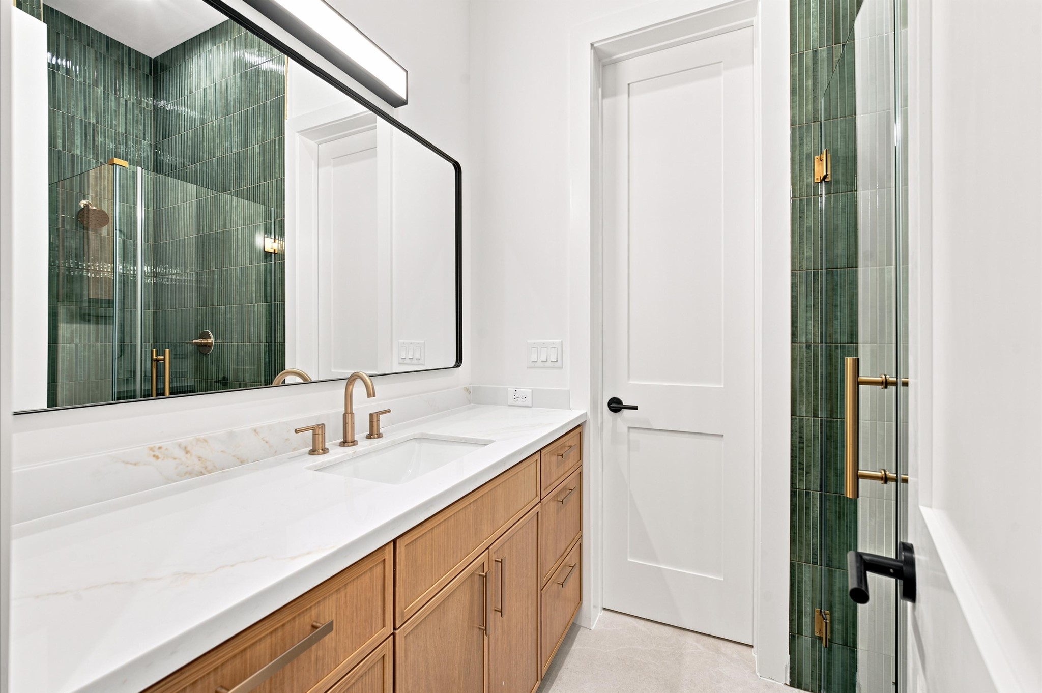 112 East 27th Street Houston, TX 77008 - Photo 13 of 43 Full bathroom for first floor guest suite or optional study.