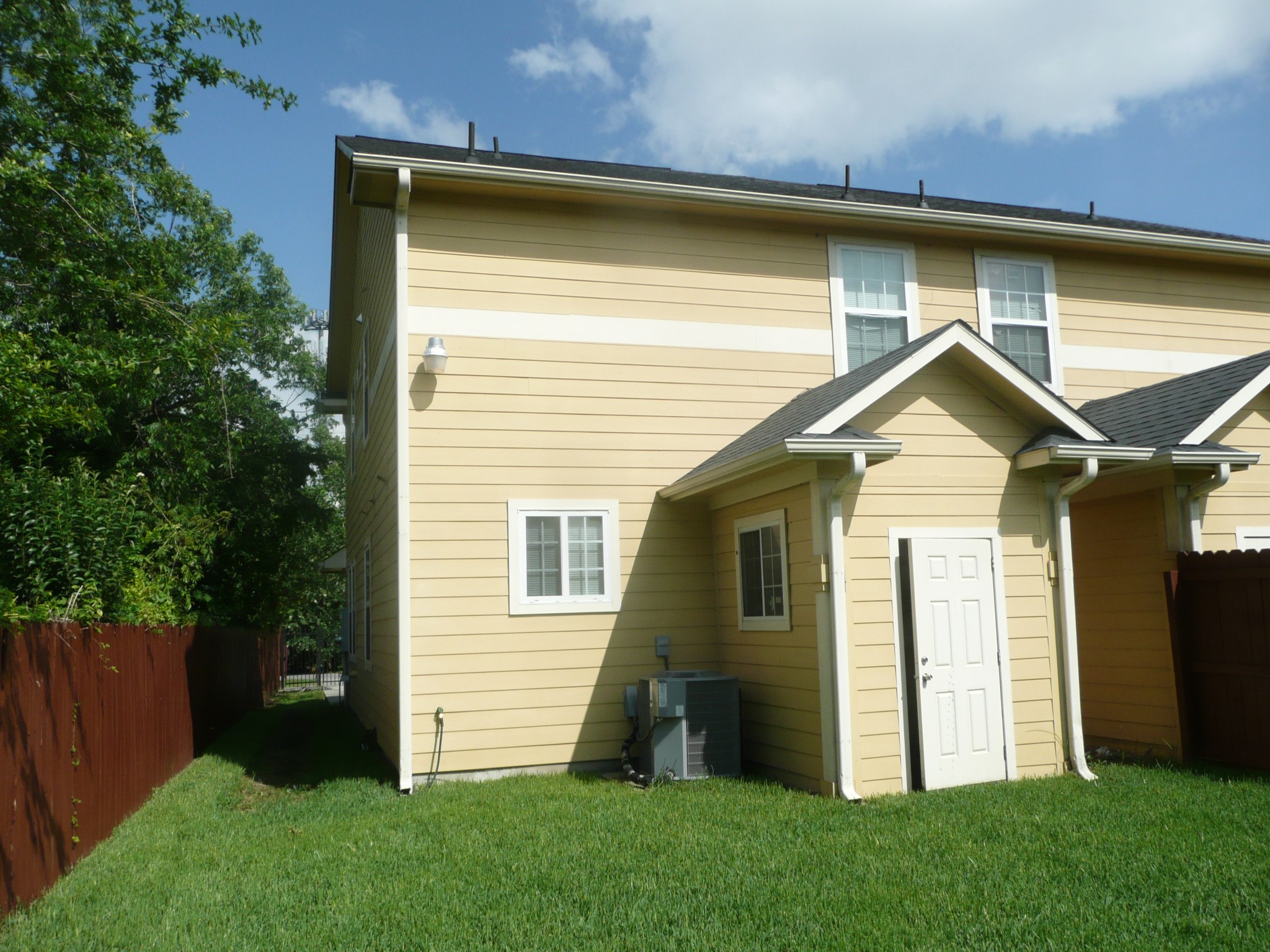 9505 Shoreham Street Houston, TX 77093 - Photo 9 of 13 Back side