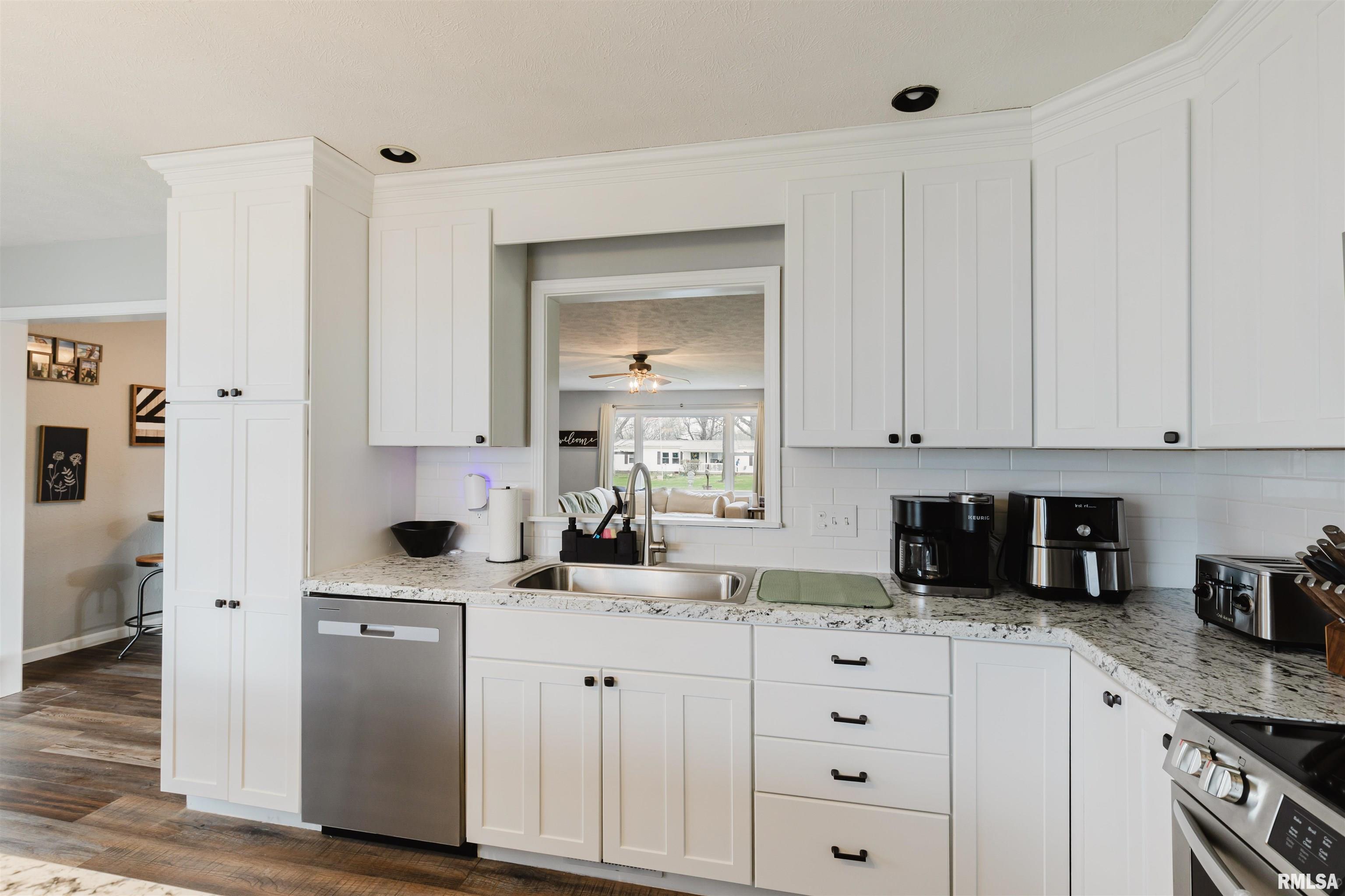 2901 Delora Lane Herrin, IL 62948 - Photo 10 of 30