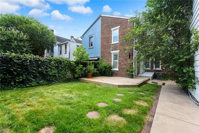 a view of a backyard