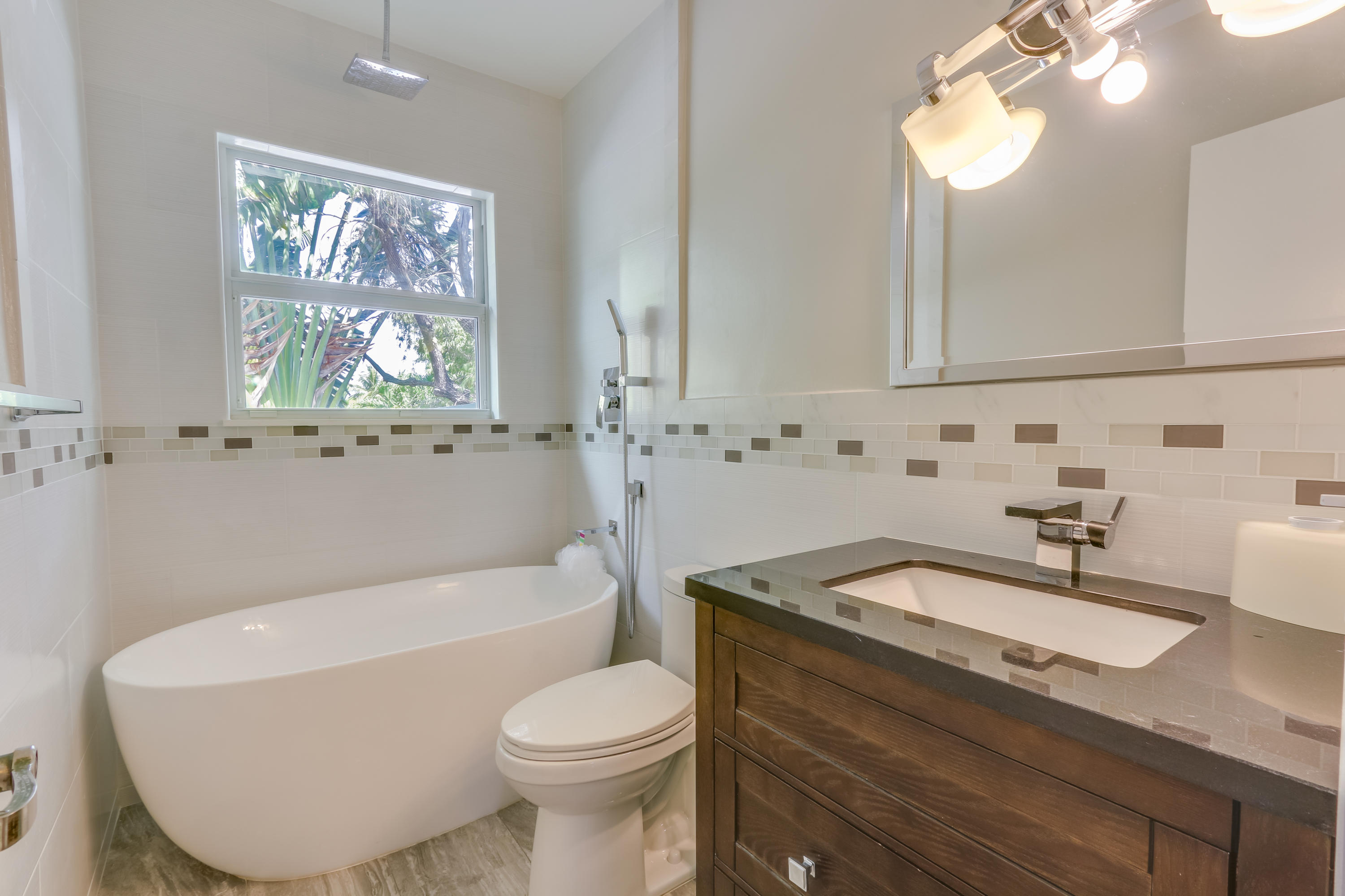1811 High Ridge Road Lake Worth, FL 33461 - Photo 29 of 39 Guest Bathroom