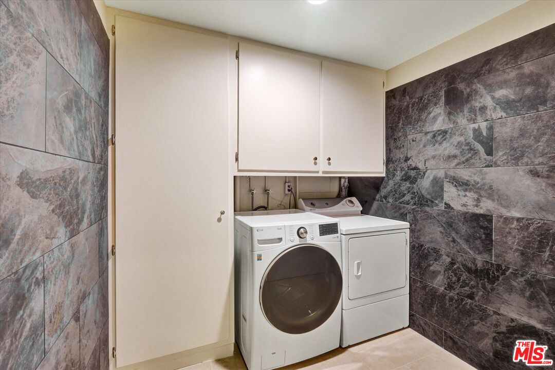 9634 Vía Rimini, Unit 118 Burbank, CA 91504 - Photo 30 of 35 a utility room with dryer and washer
