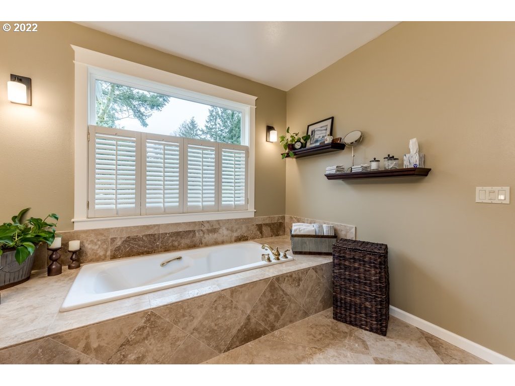 13831 South Carus Road Oregon City, OR 97045 - Photo 9 of 32 a bathroom with a tub sink and mirror