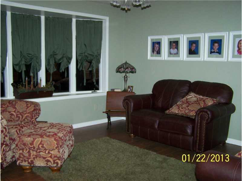 174 Kendi Road Mount Pleasant, PA 15666 - Photo 3 of 22 Living Room.