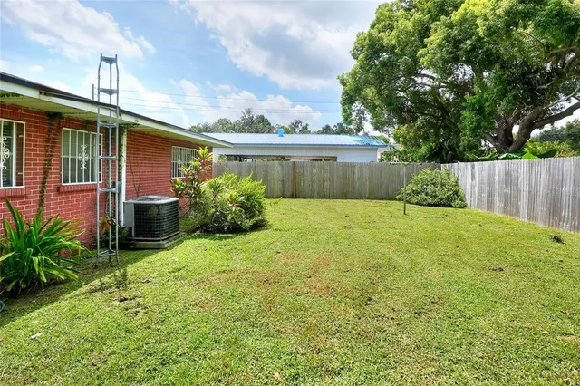 a view of a house with backyard and garden