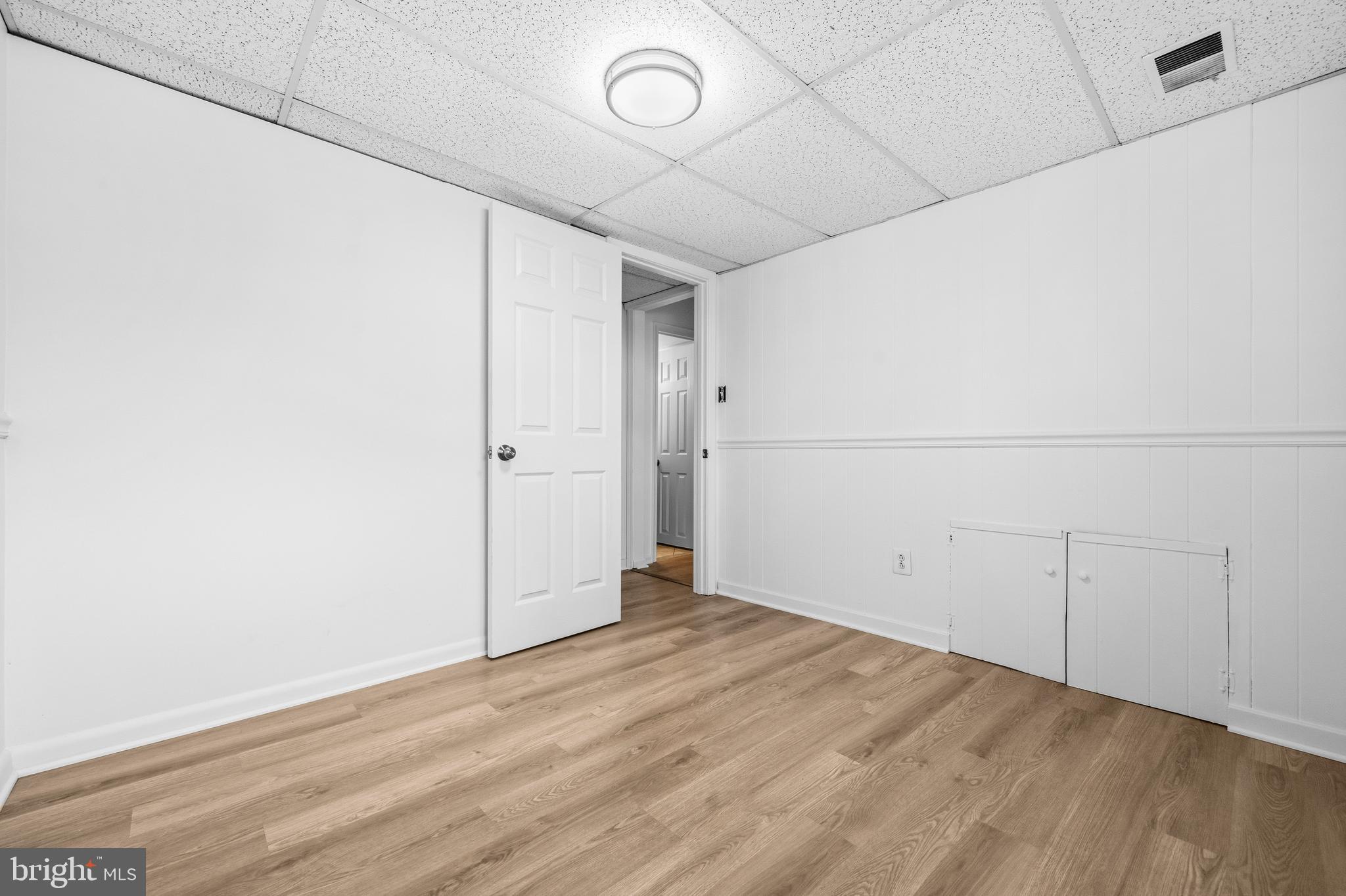 5 Coatbridge Court Olney, MD 20832 - Photo 36 of 49 an empty room with wooden floor and mirror