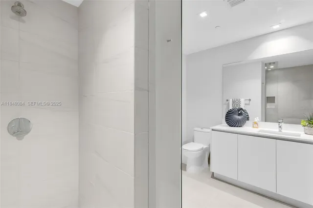 $2,850,000 | 1116 North Ocean Boulevard, Unit 504, Pompano Beach, FL 33062