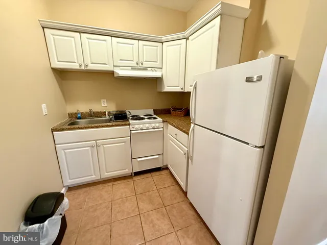 $1,250 | 3330 East Hollywood Circle, Unit A2, Pennsauken, NJ 08109