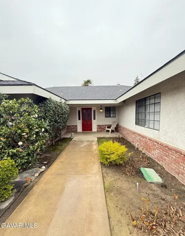 a front view of house with yard