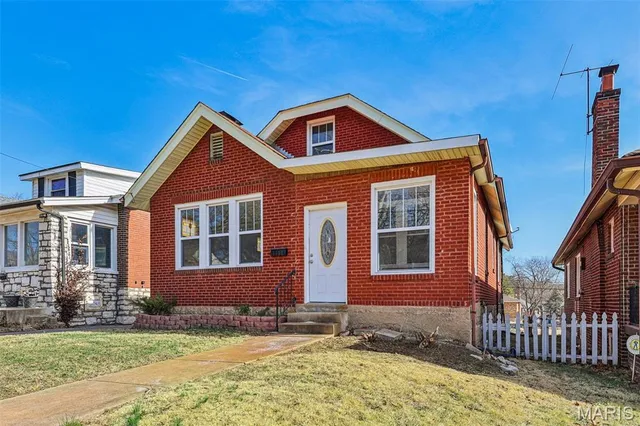 $299,900 | 1502 Bredell Avenue, St. Louis, MO 63117