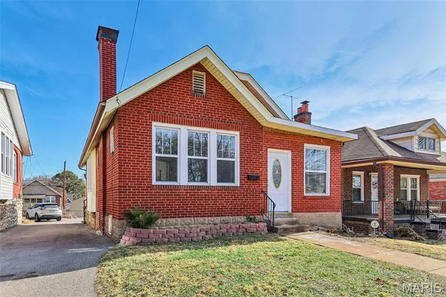 $299,900 | 1502 Bredell Avenue, St. Louis, MO 63117