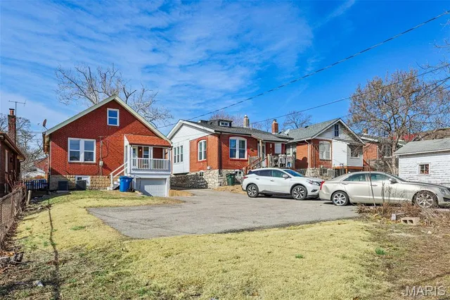 $299,900 | 1502 Bredell Avenue, St. Louis, MO 63117