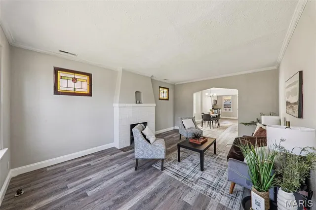 $299,900 | 1502 Bredell Avenue, St. Louis, MO 63117