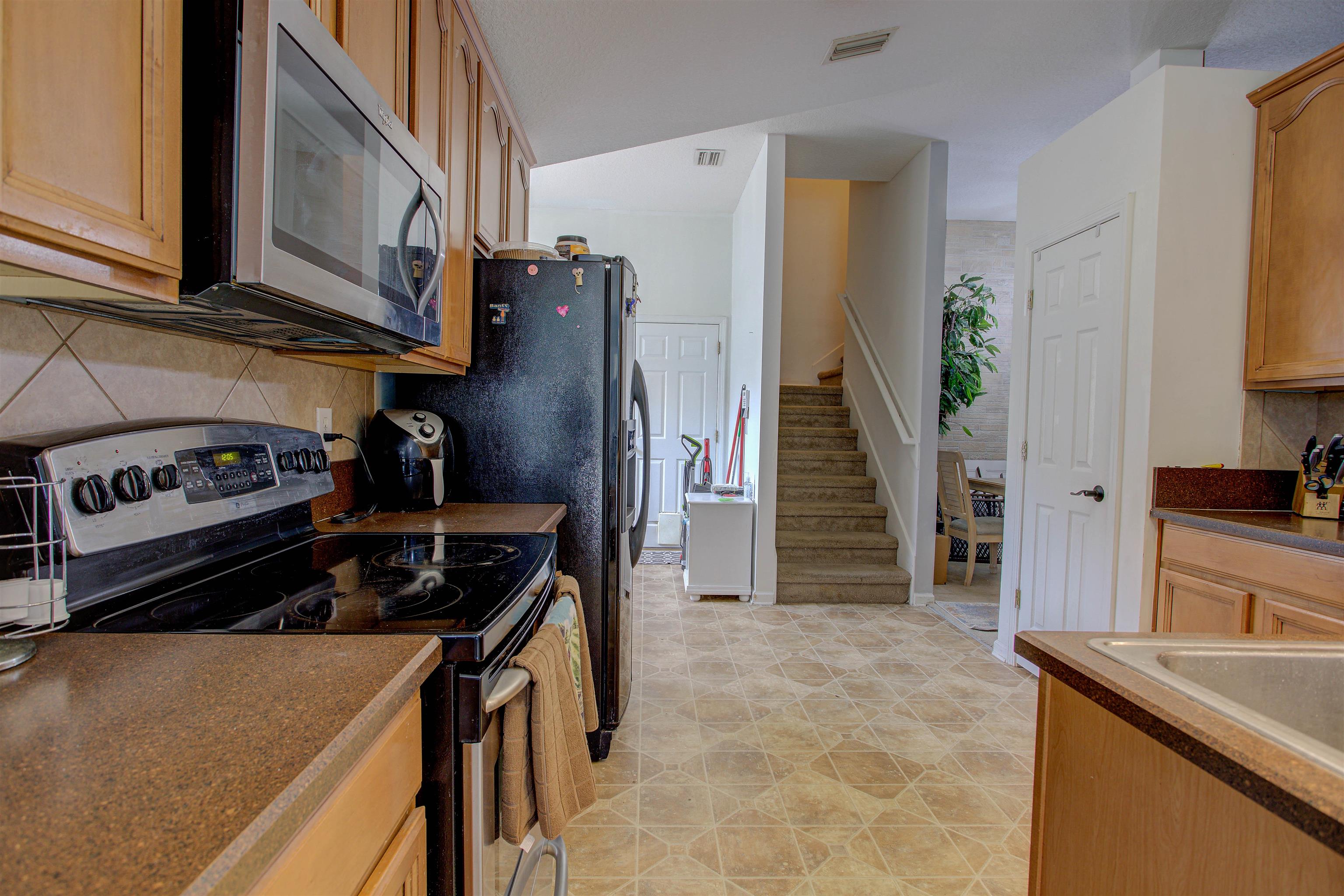 939 Silver Spring Court St. Augustine, FL 32092 - Photo 29 of 79 a kitchen with a stove a sink and a refrigerator