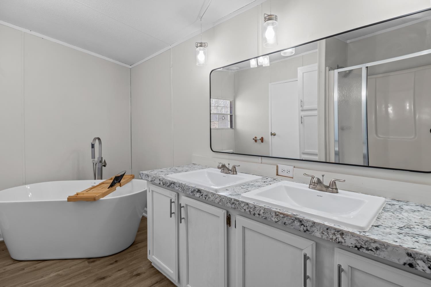 624 Nickletown Road Sugar Tree, TN 38380 - Photo 25 of 45 a bathroom with a tub sink and mirror