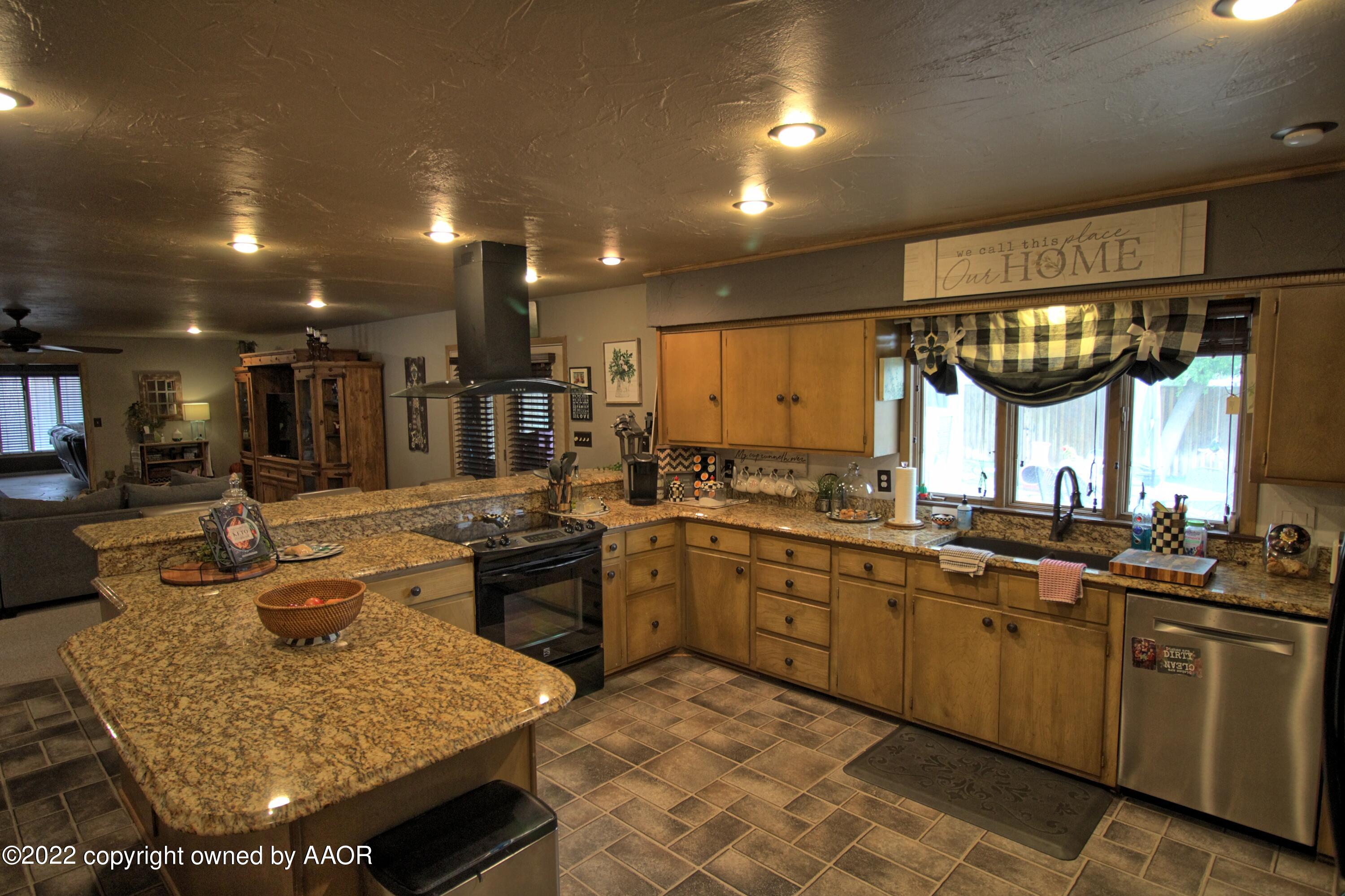 714 South Indiana Street Perryton, TX 79070 - Photo 8 of 33 Indiana kitchen 2