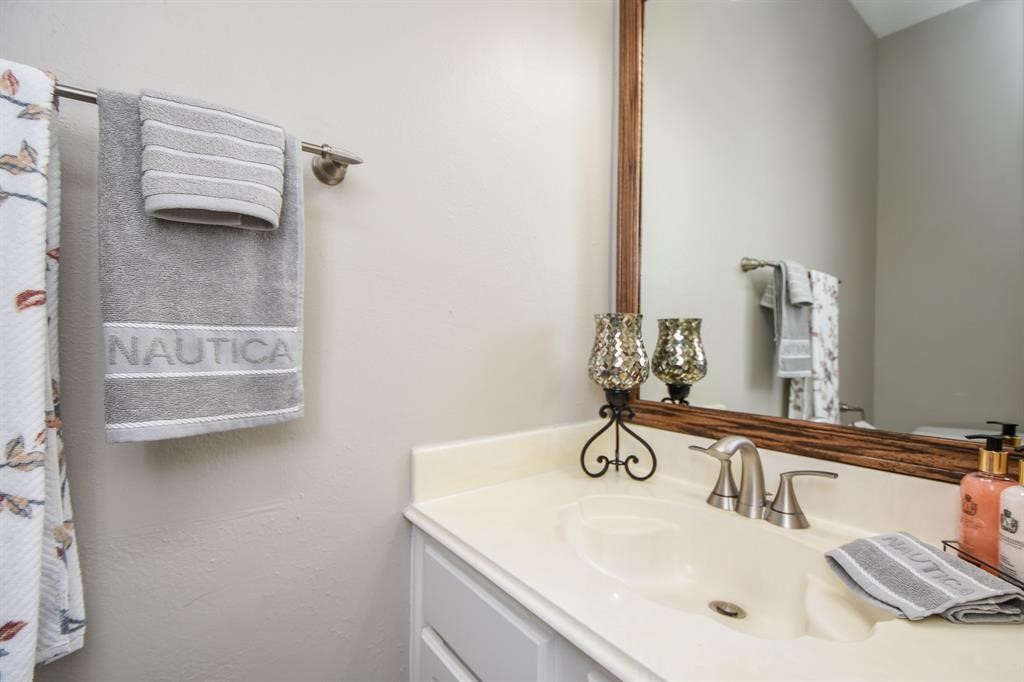 27 West Rumple Creek Place Spring, TX 77381 - Photo 24 of 32 Half bath.
