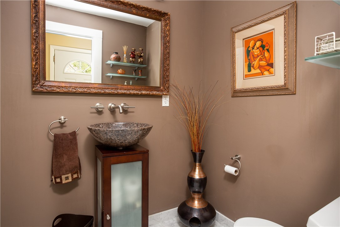75 Longfellow Road Jamestown, RI 02835 - Photo 18 of 30 Full bathroom for guest ensuite