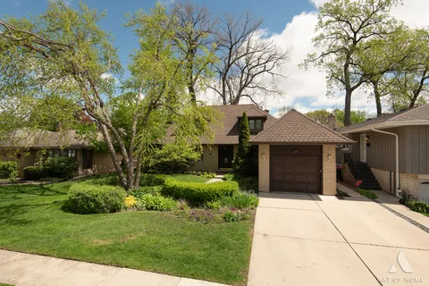 $749,900 | 829 Sylviawood Avenue, Park Ridge, IL 60068