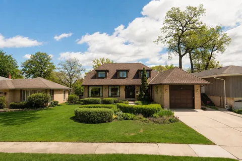 $749,900 | 829 Sylviawood Avenue, Park Ridge, IL 60068