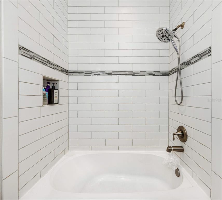 6916 Neopolitan Court Apollo Beach, FL 33572 - Photo 35 of 43 a bathroom with a bathtub