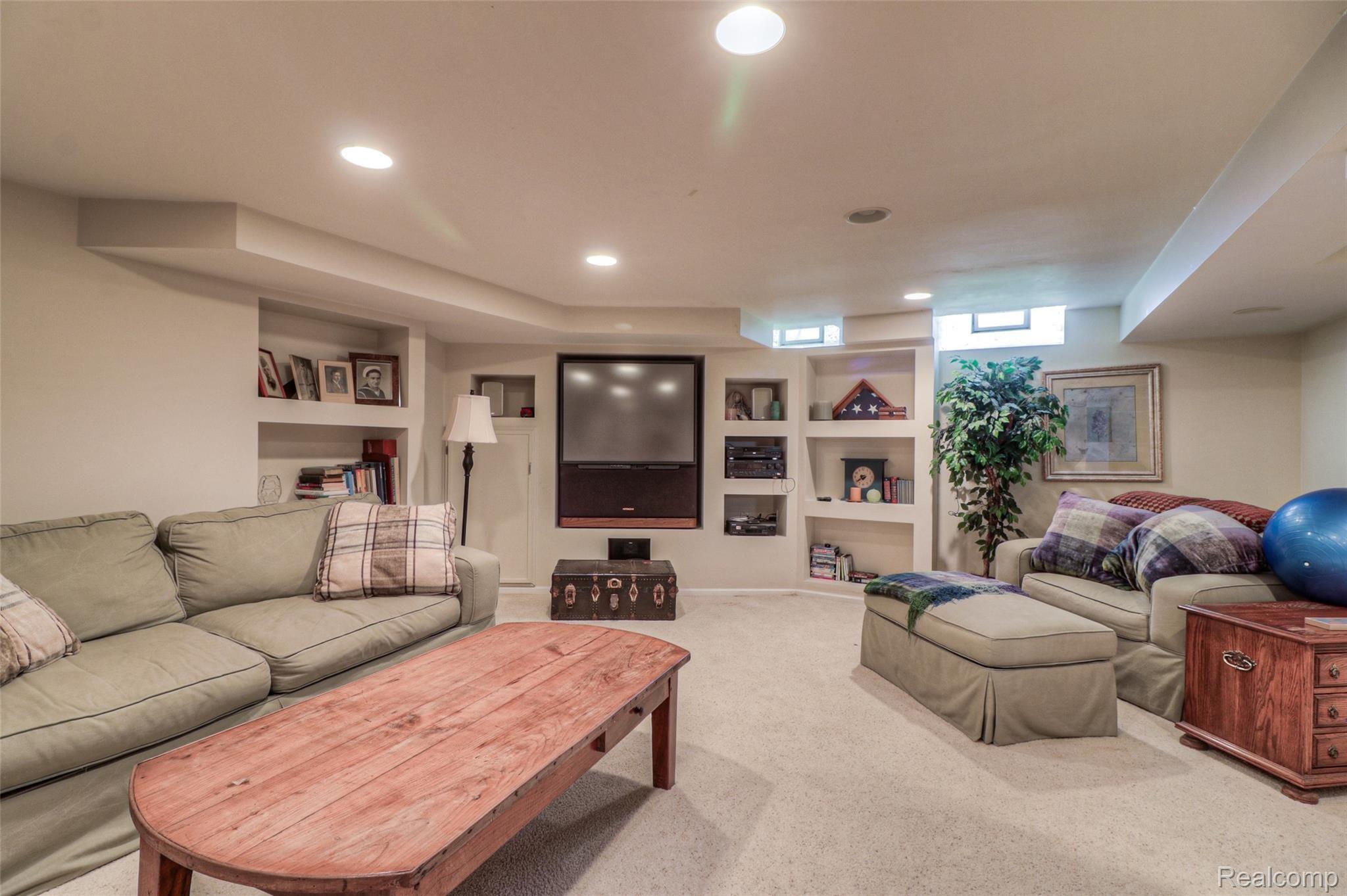 1107 Valley Stream Drive Rochester, MI 48309 - Photo 34 of 50 -37.jpg