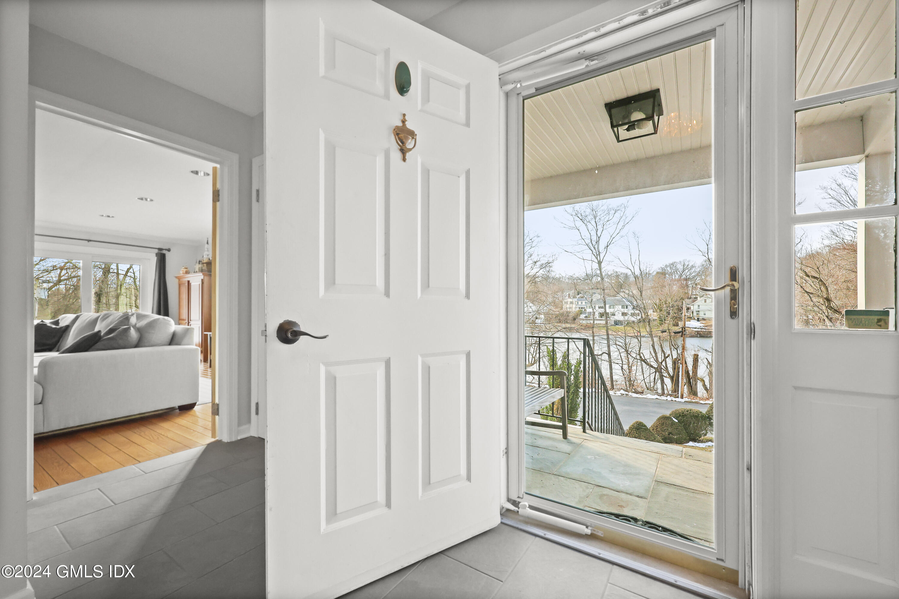 34 Loading Rock Road Riverside, CT 06878 - Photo 3 of 41 Entry