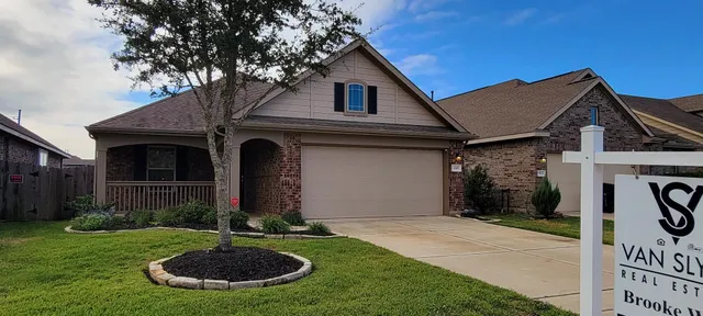 a view of a house with backyard and porch